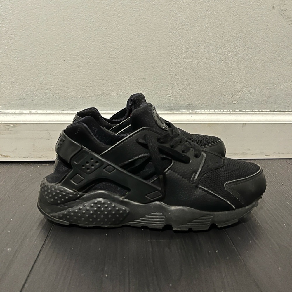 Nike Black Youth Huraches